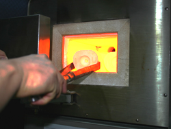 高温の鋳型を鋳造機にセットし一気に金属を流し込む